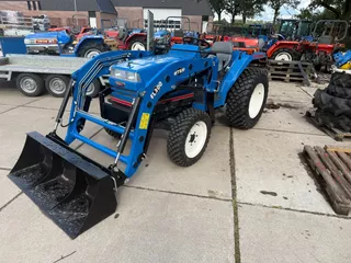 Iseki TA247 met voorlader en Galaxy pro banden