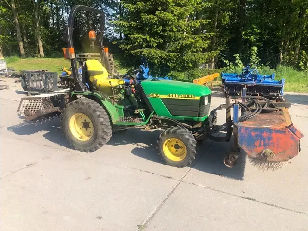 John Deere 4100 met fronhef en veegmachine en kenteken