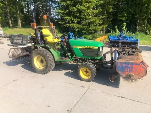 John Deere 4100 met fronhef en veegmachine en kenteken